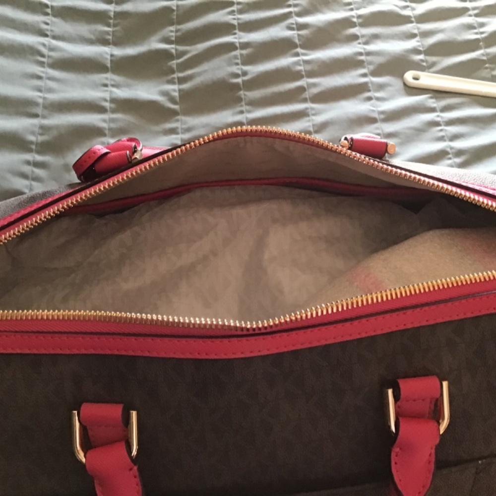Gorgeous Mk tote and traveler - Picture 8 of 16